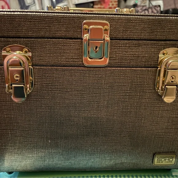 Elegant Gold Cosmetic Case - Picture 14 of 14